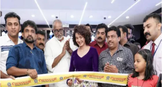 ചെമ്മണൂർ ഇന്റർനാഷണൽ ജ്വല്ലേഴ്‌സിന്റെ പേരാമ്പ്ര ഷോറൂം പ്രവർത്തനമാരംഭിച്ചു