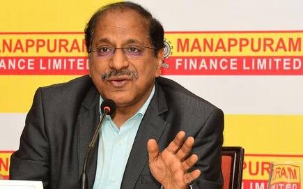 ഓൺലൈൻ പഠനത്തിനായി മണപ്പുറം ഫൗണ്ടേഷൻ സ്മാർട്ട്‌ഫോണുകൾ നൽകി