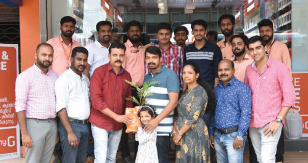 മൈജി മൈ ജനറേഷൻ ഡിജിറ്റൽ ഹബ്ബ് സൗജന്യ വൃക്ഷതൈ വിതരണം നടത്തി