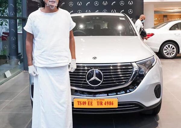 മെഴ്‌സിഡസ് ബെന്‍സ് ആദ്യത്തെ ലക്ഷ്വറി എക്കോ ഫ്രണ്ട്‌ലി ഇലക്‌ട്രിക്ക് കാര്‍ ഡോ .ബോബി ചെമ്മണൂരിന് നല്‍കി