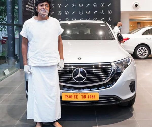 മെഴ്‌സിഡസ് ബെന്‍സ് ആദ്യത്തെ ലക്ഷ്വറി എക്കോ ഫ്രണ്ട്‌ലി ഇലക്‌ട്രിക്ക് കാര്‍ ഡോ .ബോബി ചെമ്മണൂരിന് നല്‍കി