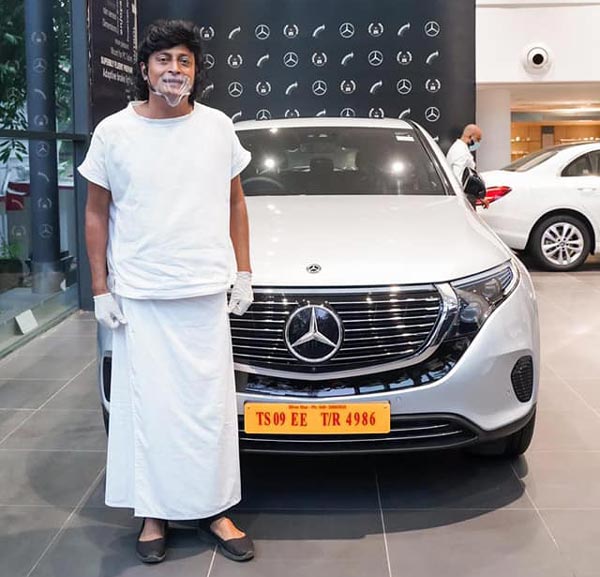 മെഴ്‌സിഡസ് ബെന്‍സ് ആദ്യത്തെ ലക്ഷ്വറി എക്കോ ഫ്രണ്ട്‌ലി ഇലക്‌ട്രിക്ക് കാര്‍ ഡോ .ബോബി ചെമ്മണൂരിന് നല്‍കി