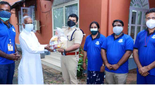 ആലപ്പുഴയില്‍ ഭക്ഷ്യകിറ്റ് വിതരണം ചെയ്ത് ബോബി ഫാന്‍സ്